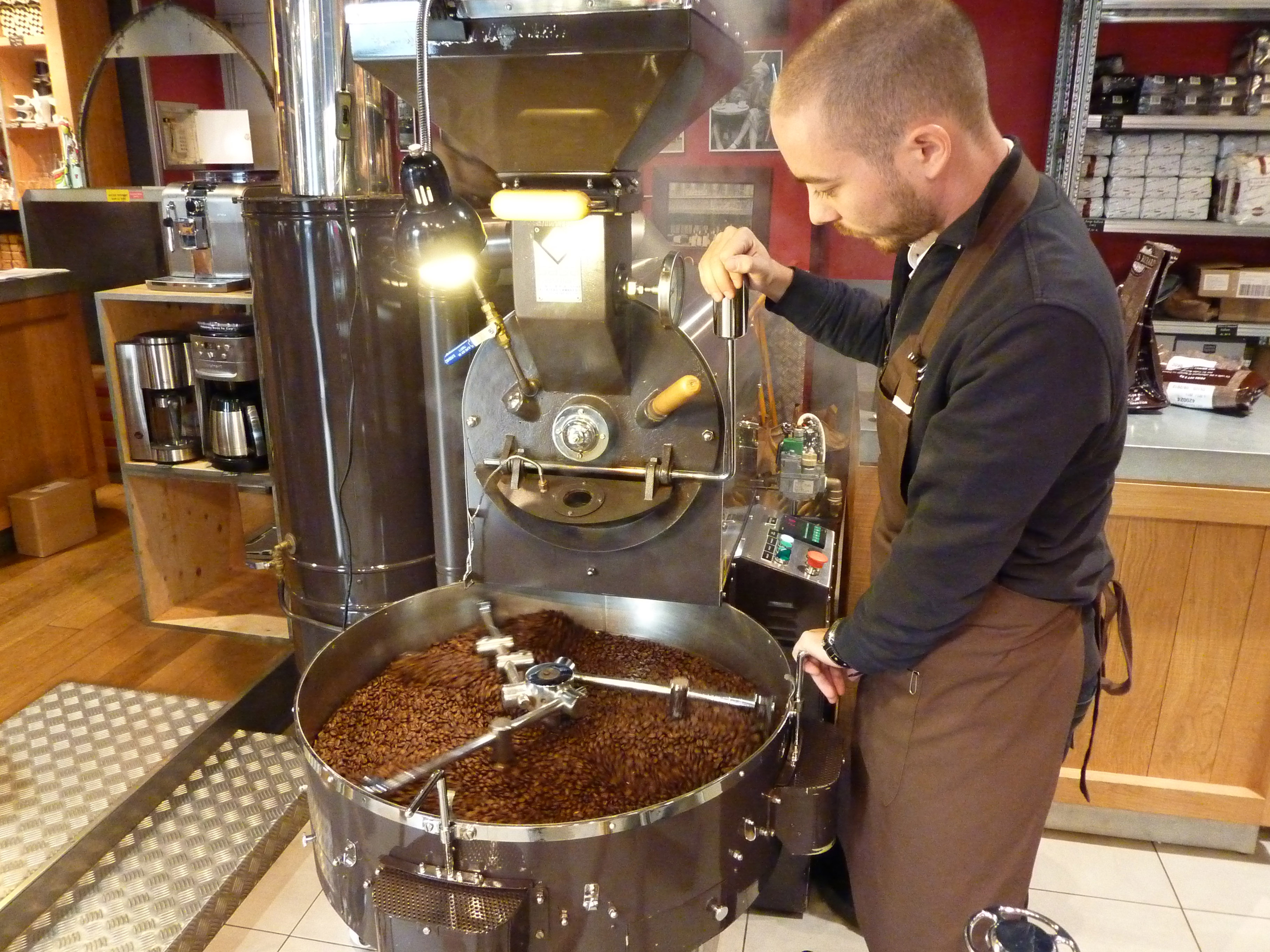 Как поставить фабрик. Производство кофе. Кофе цех. Производство сублимированного кофе оборудование. Машина для производства сублимированного кофе.